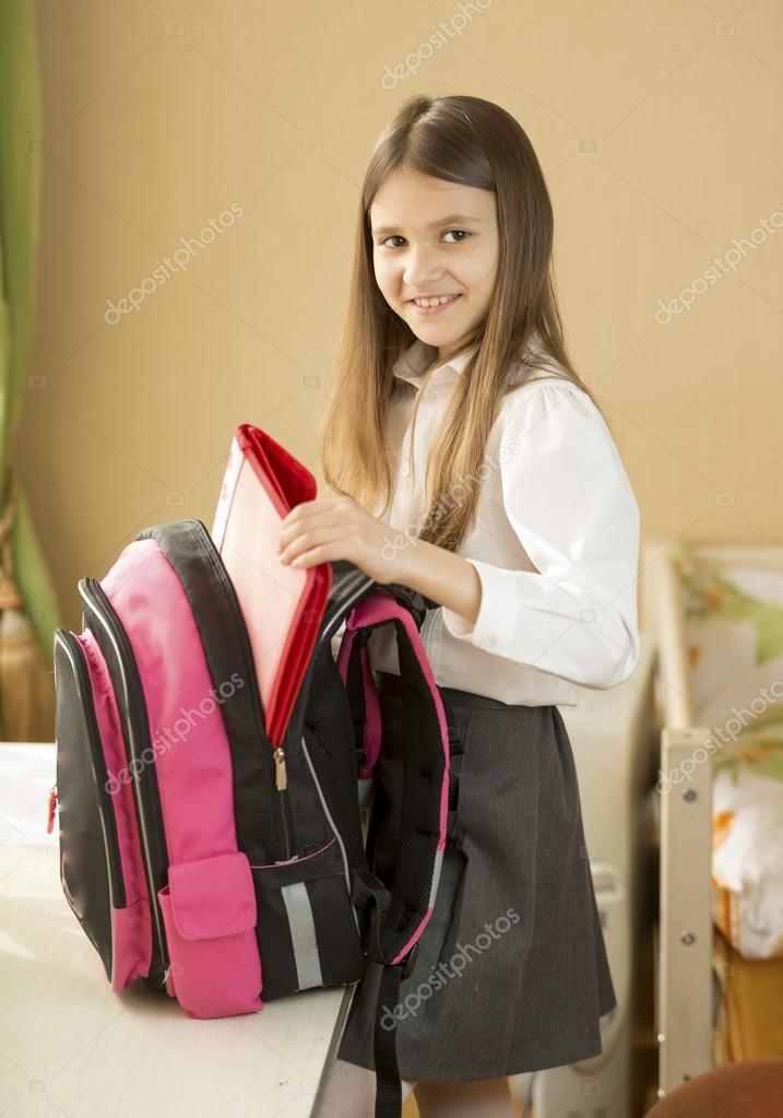 Girl Packing School Bag Stock Illustrations – 31 Girl Packing
