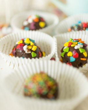 Çikolata şekerleme renkli sprinkles ile makro çekim