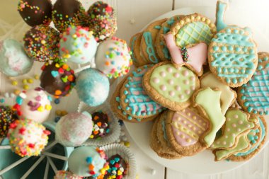 Tablo renkli pasta çıkar ve Paskalya kurabiyeleri Üstten Görünüm