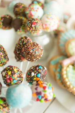 Güzel renkli pasta closeup üzerinde beyaz ahşap backgrou açılır