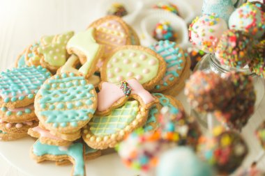 renkli kurabiye ve pasta ile arka plan üzerinde beyaz ahşap d çıkar