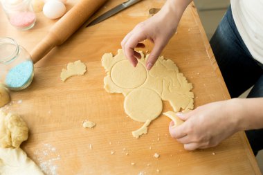 Tanımlama bilgisi ile kalıp kesme hamur yapar kadın closeup