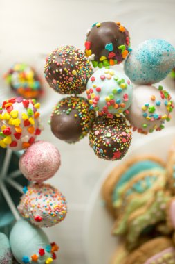 Pasta çıkar ahşap masa üzerinde bardak dekore edilmiş