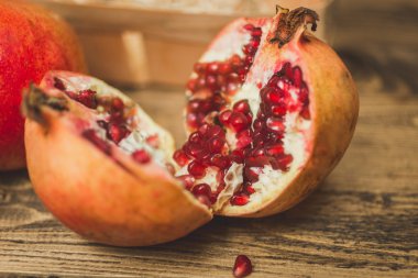 Nar tamamlayan bir ahşap masa üzerinde makro