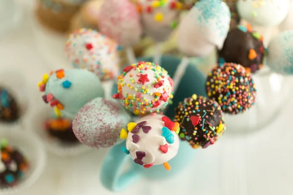 Bolo pops decorados por polvilhas coloridas — Fotografia de Stock