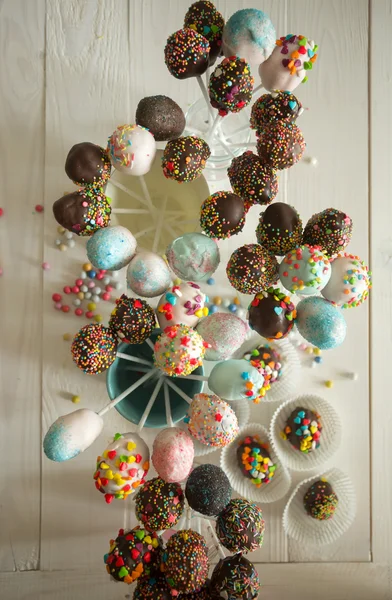 View from top on beautiful colorful cake pops on table at confec — Stock Photo, Image