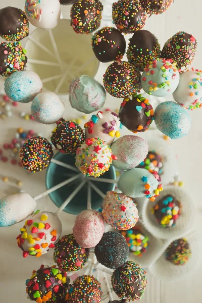 Top view shot of colorful pop cake against white wooden backgrou — Stock Photo, Image