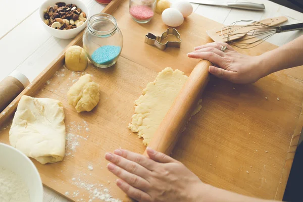Женщина делает тесто для печенья — стоковое фото