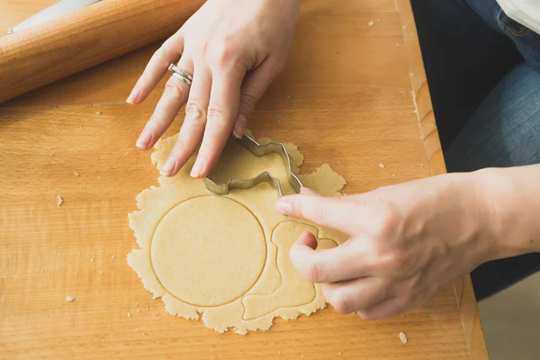 Крупный план женщины, использующей нож для печенья — стоковое фото