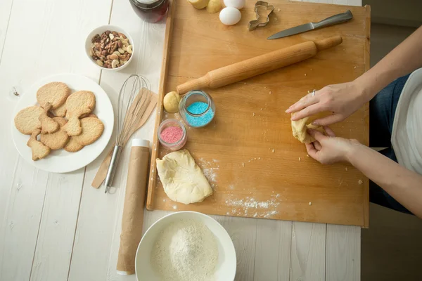 Coup tonique de mains féminines faisant de la pâte pour les biscuits de vacances — Photo
