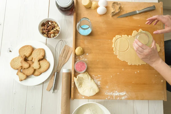 Ingrédient de cuisson sur table en bois pâte à biscuit — Photo