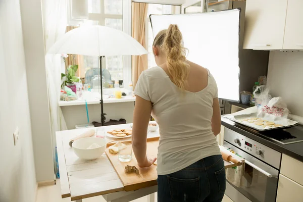 Frau bereitet Essen für kulinarischen Blog. Fotoausrüstung — Stockfoto