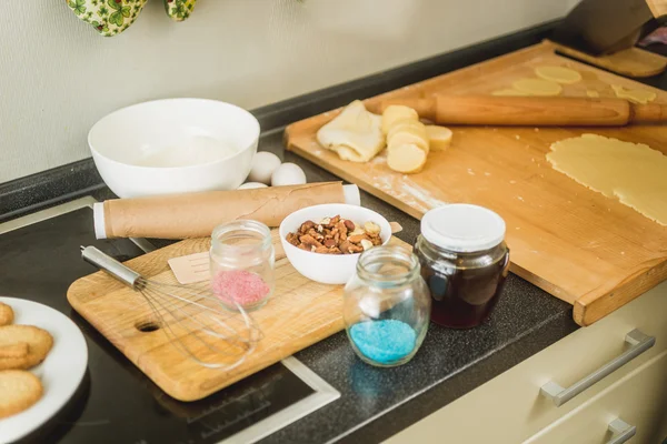 Kitchen with ingredients for baking lying on working table — Stock Photo, Image