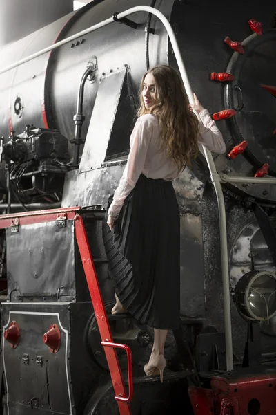 美丽的女人走在楼梯上老蒸汽 loc 的长裙子 — 图库照片