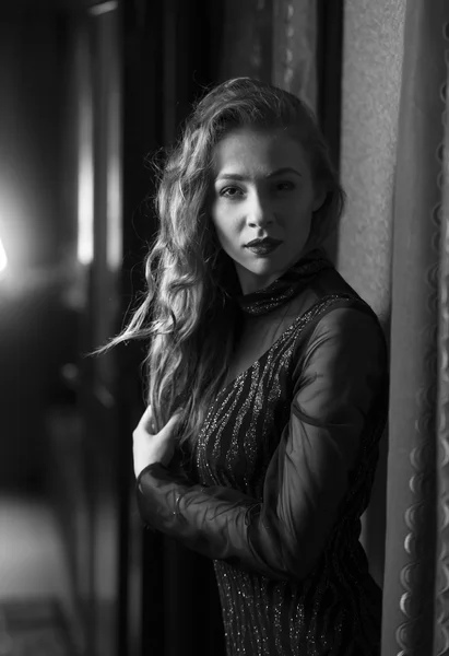 Portrait of sexy woman in vintage dress posing at hotel hallway — Stock Photo, Image