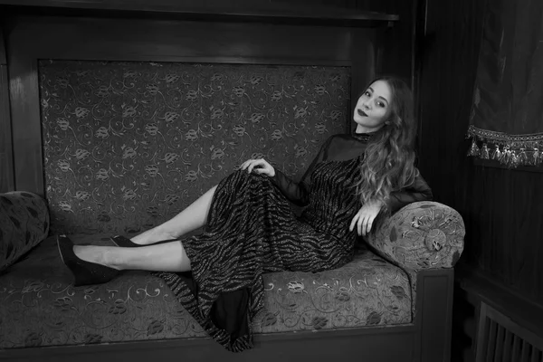Foto in bianco e nero di donna sexy sdraiata sul divano in lussuoso r — Foto Stock