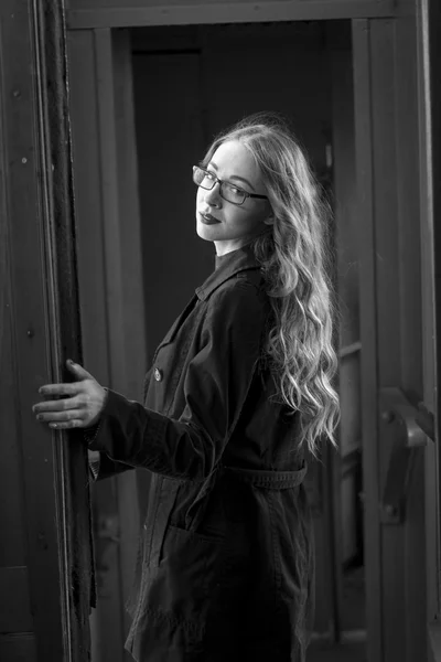 Retrato de cerca en blanco y negro de una mujer elegante posando en vint —  Fotos de Stock