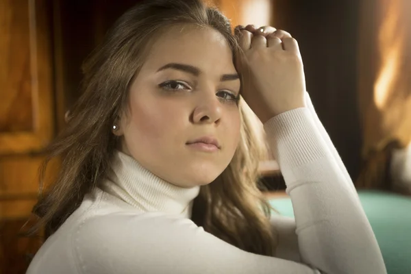 Closeup gestemde foto van elegante blonde vrouw poseren bij de oude houten — Stockfoto