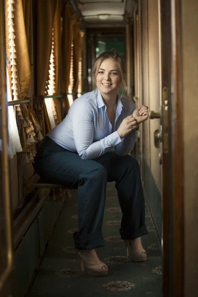 Hermosa mujer de negocios posando en el pasillo del tren retro — Foto de Stock