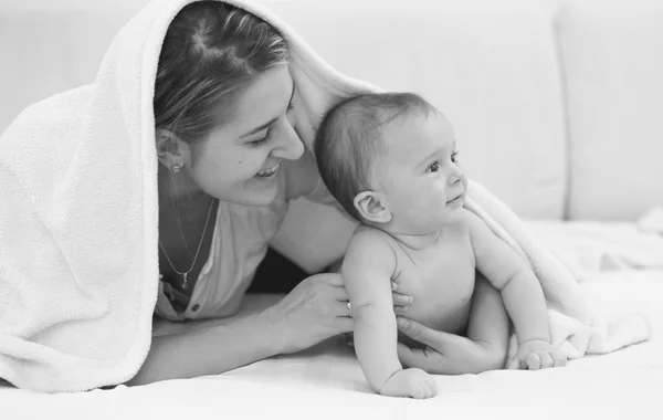 Černobílý portrét mladé matky leží s její 6 měsíc — Stock fotografie