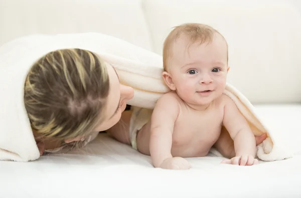 Ritratto di bambino carino sdraiato sulla madre del letto — Foto Stock