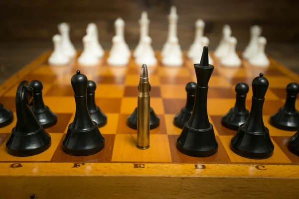 Skyttebana kula i raden av schackpjäser. Begreppet vapen makt — Stockfoto