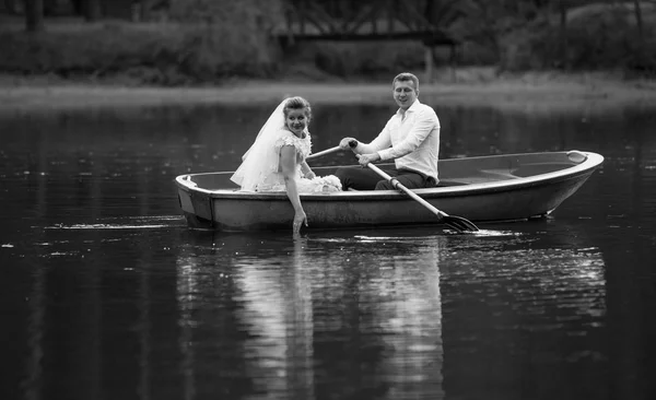 Svart och vitt skott av leende bruden och brudgummen ridning på gamla bo — Stockfoto