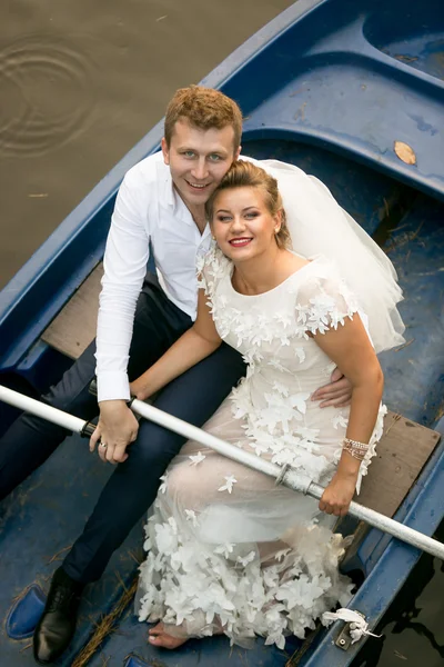 Portrait de mariée et marié posant sur bateau à rames — Photo