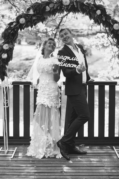 Black and white photo of russian newlyweds posing with "Happy to — Stock Photo, Image