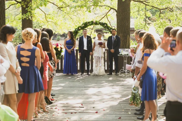 Toned shot of guests clapping to just married couple at outdoor — Stock Photo, Image