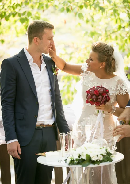 Felice sposa giocherellona e sposo alla cerimonia di nozze — Foto Stock