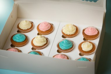 Buttercream açık kağıt kutusunda ile renkli kek