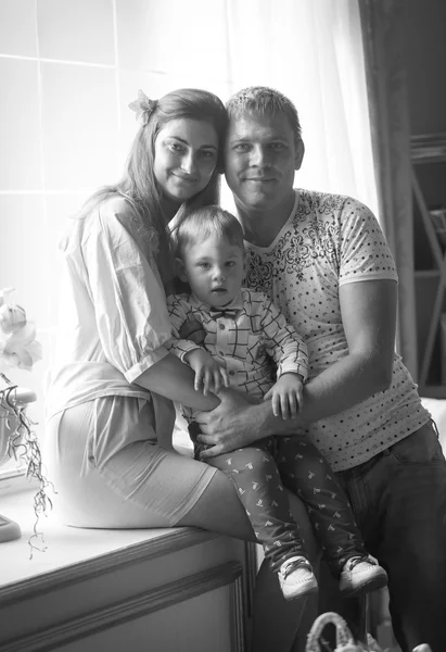 Schwarz-Weiß-Porträt einer glücklichen Familie mit einem kleinen Jungen — Stockfoto