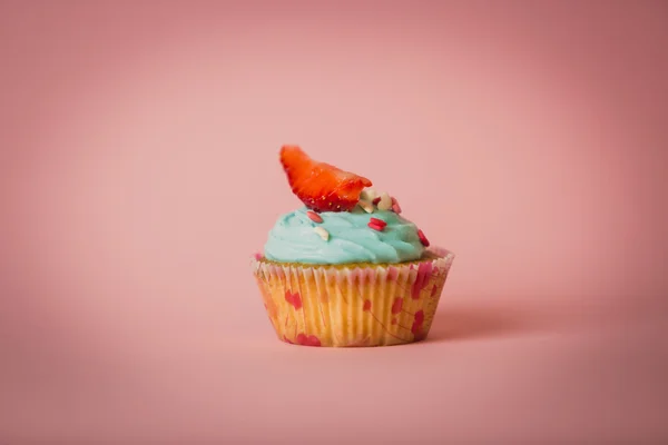 Toned foto de cupcake com creme de manteiga decorado com polvilhas — Fotografia de Stock