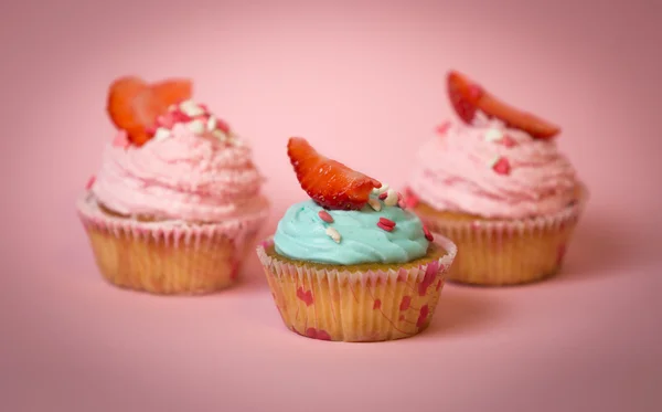 Macro tiro de cupcakes decorados com creme de manteiga azul e rosa — Fotografia de Stock