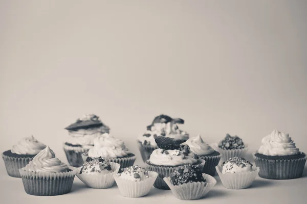 Foto en blanco y negro de surtido de dulces sobre fondo en st — Foto de Stock