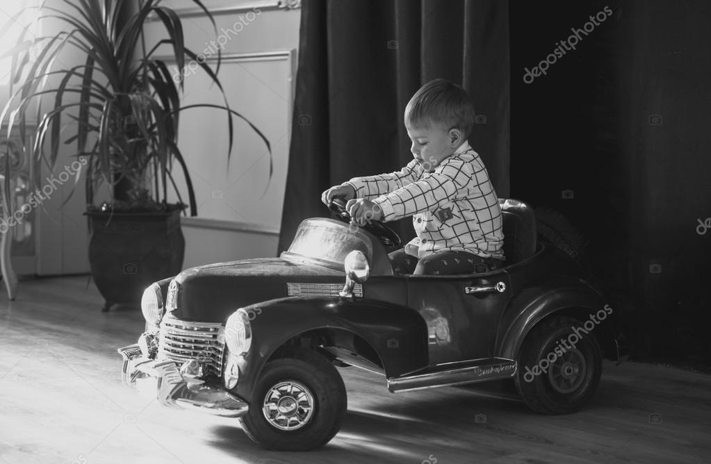 Image En Noir Et Blanc D Un Garcon De 1 An Chevauchant Une Grosse Voiture Jouet Image Libre De Droit Par Kryzhov C Image En Noir Et Blanc D Un Garcon De 1 An Chevauchant Une Grosse Voiture Jouet Image Libre De Droit Par Kryzhov C