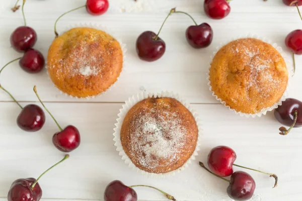Bekijk van bovenaf op muffins versierd met kersen — Stockfoto