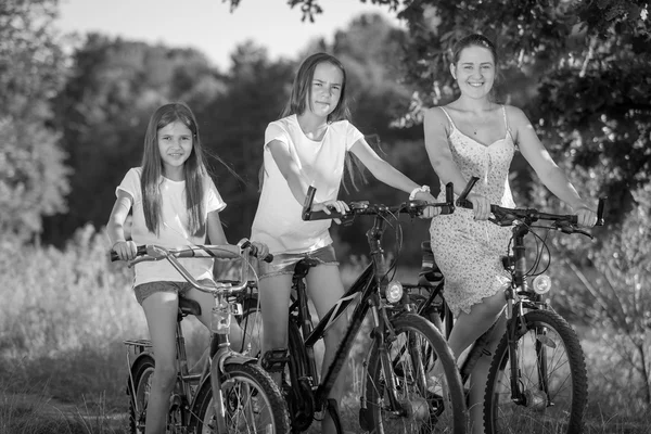 Preto e branco retrato de família de ciclismo no prado — Fotografia de Stock