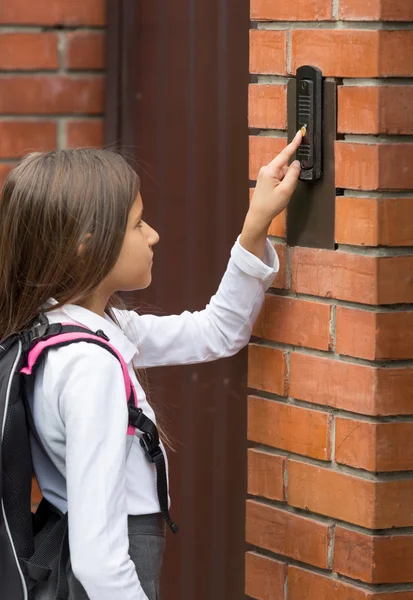 Close-up beeld van schattige schoolmeisje rinkelen in deurbel — Stockfoto