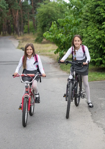 Deux écolières se rendent à l'école à vélo — Photo