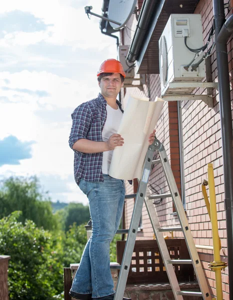 Male technician checking air conditioning system with instructio — Stock Photo, Image