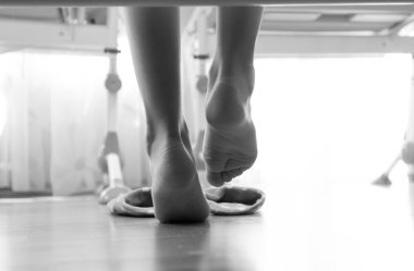 Kadın wea yatağa altından siyah beyaz portre fotoğrafı