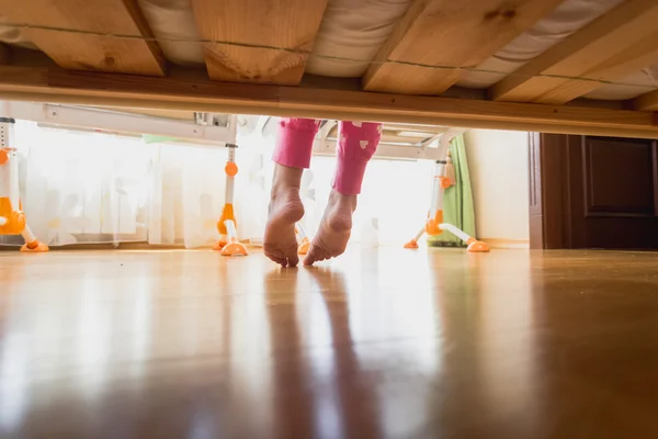 Ноги девочек-подростков под кроватью утром — стоковое фото