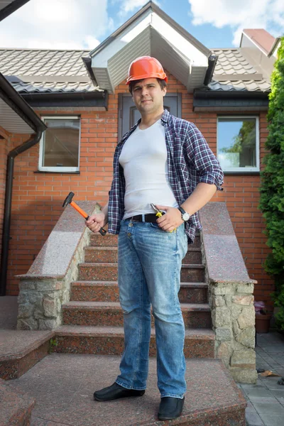 Lachende werknemers poseren voor huis met stenen trap — Stockfoto