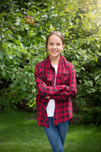 Retrato de una hermosa adolescente posando en el jardín — Foto de Stock