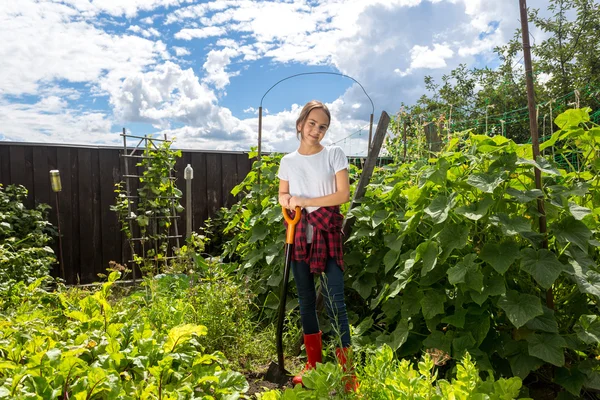 Adolescente travaillant avec la pelle au jardin — Photo