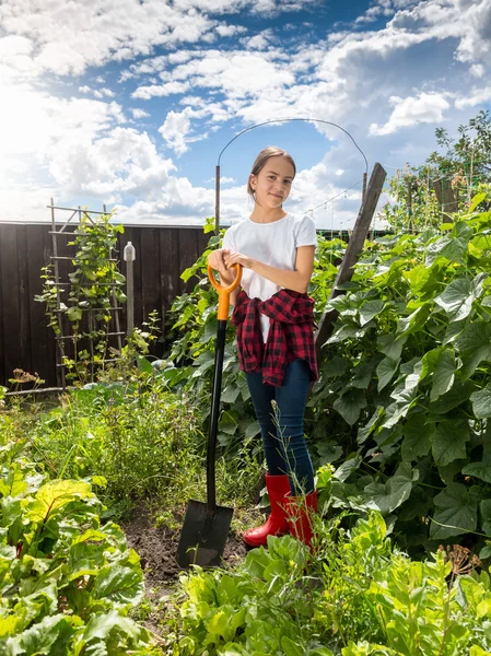 Fiatal nő dolgozik a háztáji kertben napsütéses napon — Stock Fotó