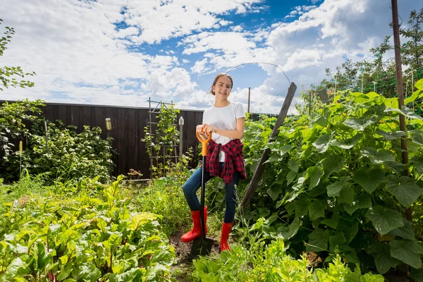 Teenager-Mädchen arbeitet mit Schaufel auf Obstgarten — Stockfoto