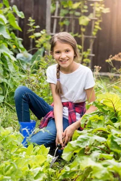 Güzel gülümseyen genç kız Garden'da çalışma — Stok fotoğraf